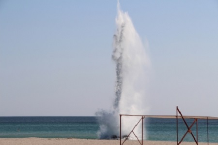 Мину в четверть тонны подорвали в море возле пляжа в Крыму