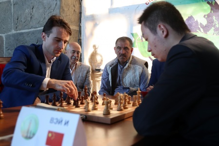 Международный шахматный турнир в стометровой башне в Магасе завершился победой представителя Китая