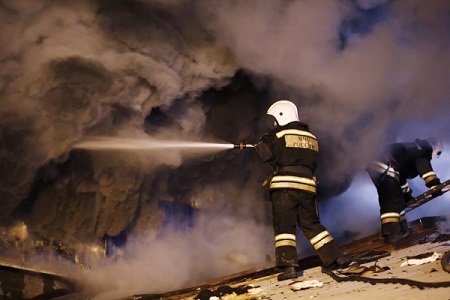 Складские помещения в ставропольском Георгиевске загорелись на площади 2 тыс. кв. м