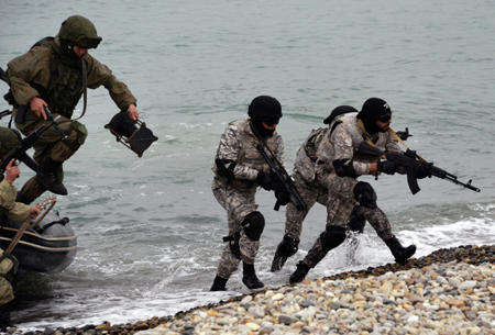 Морпехи в Крыму отбили атаку условного противника на колонну бронетехники