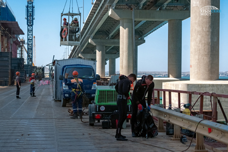 Водолазы демонтируют временные строительные конструкции на автодорожной части моста в Крым