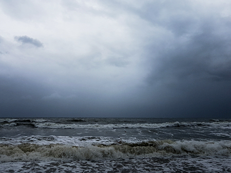 Тропический ливень обрушился на крымскую Феодосию, над морем пронесся смерч
