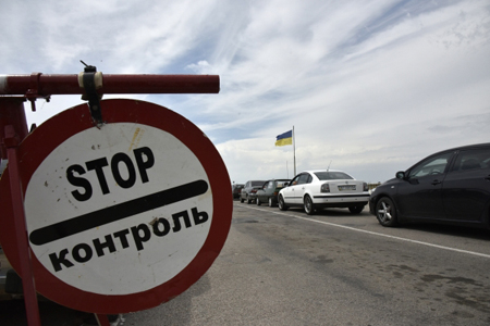 Украина приостановила пропуск автомобилей через два из трех пунктов на границе с Крымом