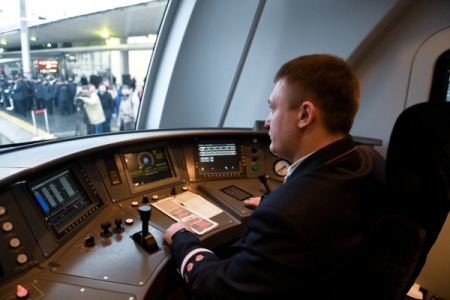 Водители и машинисты московского транспорта будут приветствовать пассажиров по громкой связи
