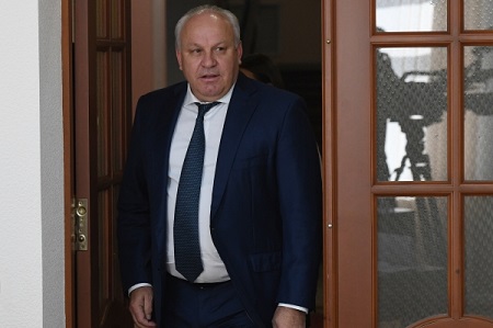 Глава Хакасии Зимин снял кандидатуру с выборов, но в отставку не ушел