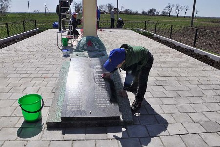 Ростовская АЭС продолжает благоустройство захоронений погибших в Великую Отечественную войну солдат