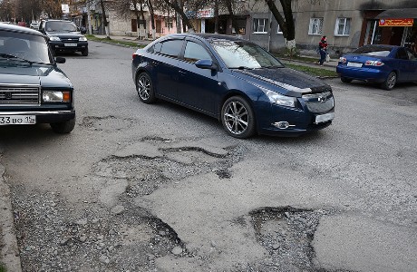 ГИБДД Северной Осетии требует закрыть несколько улиц Владикавказа из-за разбитых дорог