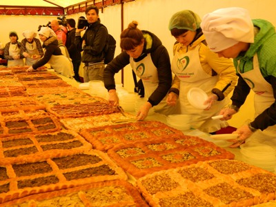 Кулинары Алтайского края установили российский рекорд, приготовив пирог весом более 250 кг