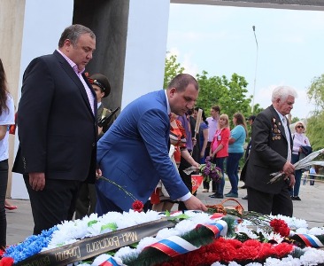Руководство округа возложило цветы к Мемориалу
