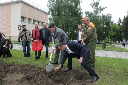 Глава Кисловодска Александр Курбатов поучаствовал в высадке роз