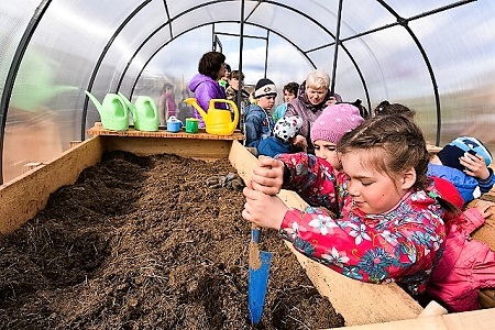 Школьники в отдаленном колымском селе бросают вызов вечной мерзлоте и сажают помидоры