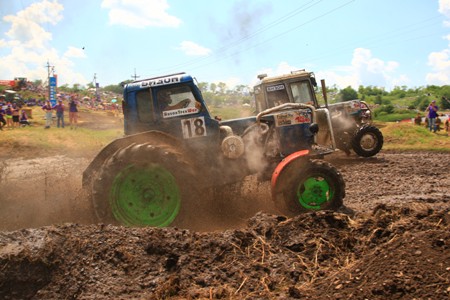 Механизаторы из пяти регионов России приняли участие в гонках на тракторах под Ростовом-на-Дону