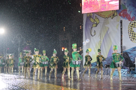 Геленджик открыл летний курортный сезон массовым карнавальным шествием под проливным дождем