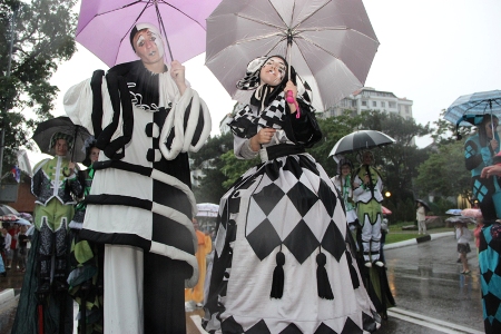 Геленджик открыл летний курортный сезон массовым карнавальным шествием под проливным дождем
