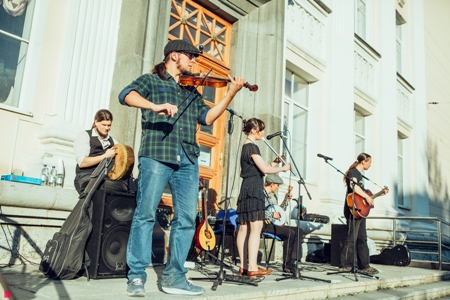 Музыканты в Екатеринбурге до рассвета выступали перед зрителями на 70 импровизированных площадках
