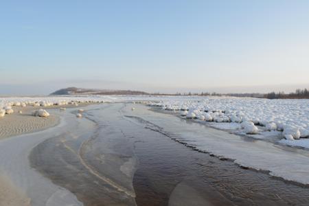 Несколько километров Обской губы на Ямале оказались усеяны большими снежными шарами
