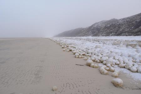Несколько километров Обской губы на Ямале оказались усеяны большими снежными шарами