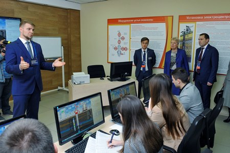 Глава Минобрнауки РФ побывала на занятии по морскому бурению в Тюменском индустриальном университете