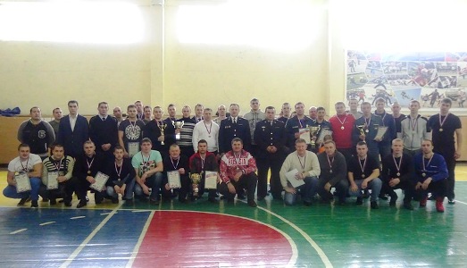 Челябинские спасатели поборолись за звание лучших в армрестлинге, гиревом спорте и волейболе