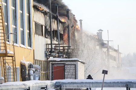 В ХМАО произошел крупный пожар на промобъекте, пострадали три человека