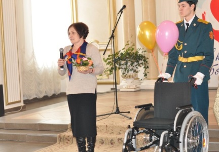 Детям-инвалидам Черкесска подарили специальные инвалидные коляски