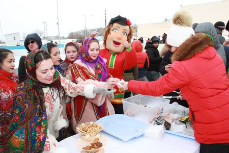 Зимними играми и народными забавами отметили белгородцы открытие первого бесплатного катка в БГТУ им. Шухова