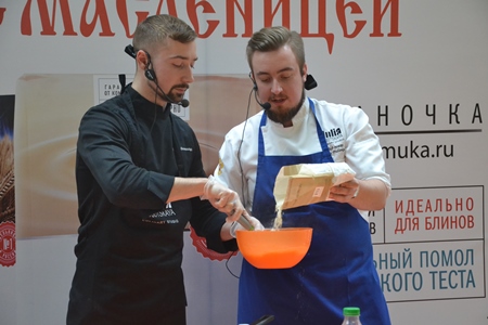 Столичные шеф-повара провели блинное шоу в Рязани