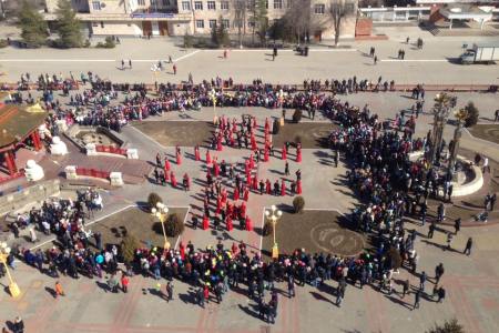 Более 300 человек стали участниками флешмоба в честь 8 марта в Элисте