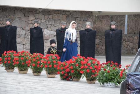 Литературно-музыкальной композицией у мемориала почтили память жертв депортации балкарского народа в Нальчике
