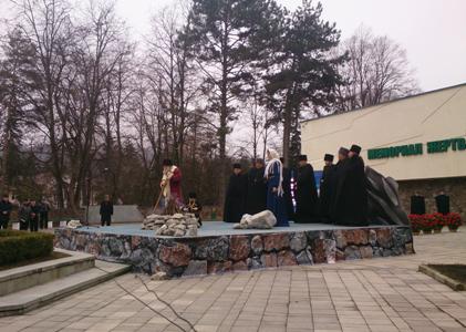 Литературно-музыкальной композицией у мемориала почтили память жертв депортации балкарского народа в Нальчике