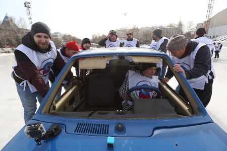 Турнир по керлингу с автомобилями "Ока" состоялся в Екатеринбурге