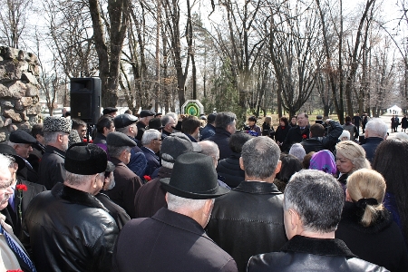 Конным шествием и фольклорным праздником отметили в Нальчике 60-летие восстановления национальной автономии балкарского народа