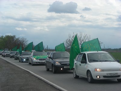 День адыгского флага отметили в Кабардино-Балкарии народными играми, шествиями и автопробегом