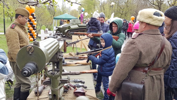 Выставка оружия времен ВОВ прошла в Красногорске 9 мая