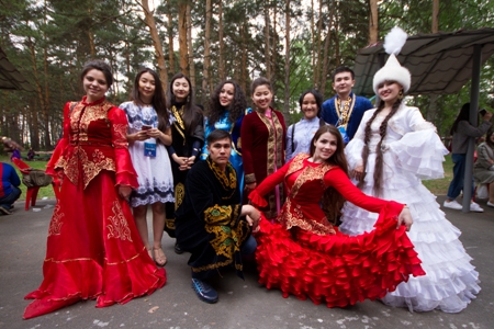 Монгольский хуушуур, французские круассаны и узбекскую чучвару смогли отведать участники международного фестиваля студентов в Тюмени