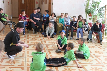 Тюменские  волонтеры научили детей из детского дома танцевать брэйк