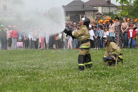 Занятия по безопасности жизнедеятельности провели спасатели и пожарные в детской академии творчества в Нальчике
