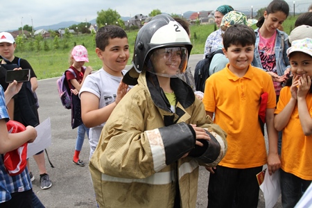 Занятия по безопасности жизнедеятельности провели спасатели и пожарные в детской академии творчества в Нальчике