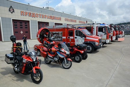 Пожарные машины реверсивного хода, мотоциклы быстрого реагирования и другую необычную технику представили спасатели в Сочи