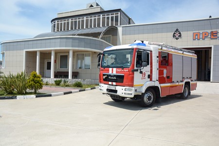 Пожарные машины реверсивного хода, мотоциклы быстрого реагирования и другую необычную технику представили спасатели в Сочи