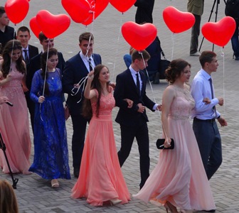 Праздник для более 400 выпускников городских школ прошел в Черкесске
