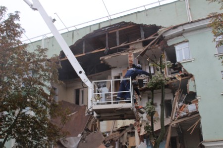 Орловские спасатели ликвидируют последствия обрушения стены аварийного дома