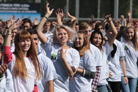 В Томске более 3,5 тыс. студентов сделали зарядку с всемирно известной дэнс-командой "ЮДИ"