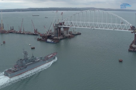 Большой десантный корабль Черноморского флота впервые прошел под аркой Крымского моста