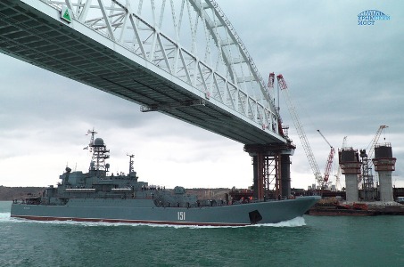 Большой десантный корабль Черноморского флота впервые прошел под аркой Крымского моста