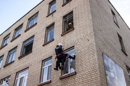 Белгородские спасатели провели пожарно-тактические учения в одной из школ Белгорода