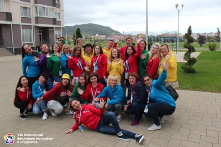 Тюменские волонтеры прибыли на Всемирный фестиваль молодежи и студентов в Сочи