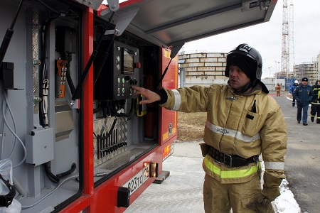Челябинские пожарные с помощью пеноподъемника "потушили пожар" на нефтеперекачивающей станции