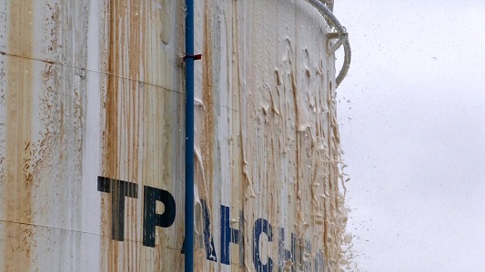 Челябинские пожарные с помощью пеноподъемника "потушили пожар" на нефтеперекачивающей станции