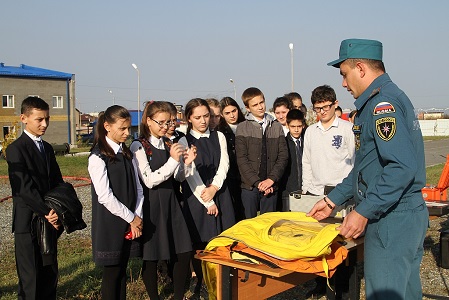Сотни студентов и школьников Северной Осетии посетили подразделения МЧС в рамках акции "Всегда готов"